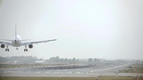 Flugzeuge landen auf dem Flughafen — Stockvideo