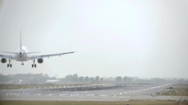 Aterrizaje de aeronaves en el aeropuerto — Vídeos de Stock