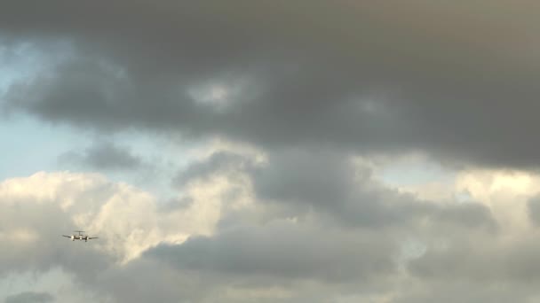 Турбовинтовой самолет приземлился с облачным небом 4K UHD — стоковое видео