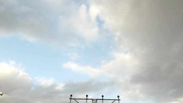 Avión de cámara lenta aterrizando con cielo nublado — Vídeos de Stock