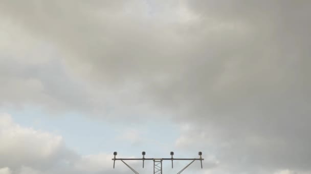 Avión de cámara lenta aterrizando con cielo nublado — Vídeos de Stock