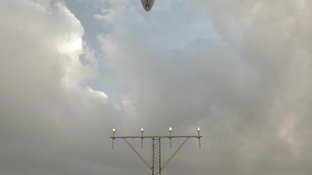 Luchtvaartuigen met luchthaven landing lichten en bewolkte hemel — Stockvideo