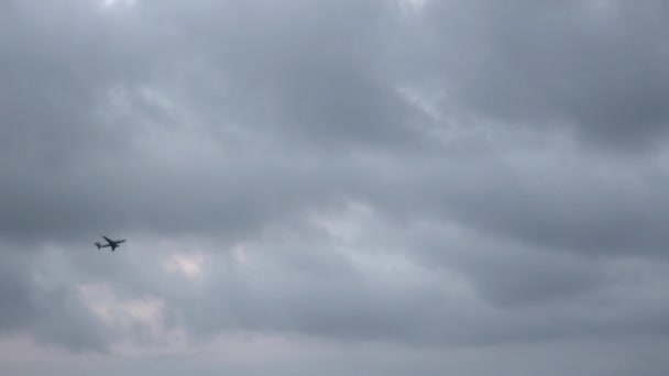 遠く飛行機曇り空を横切る — ストック動画