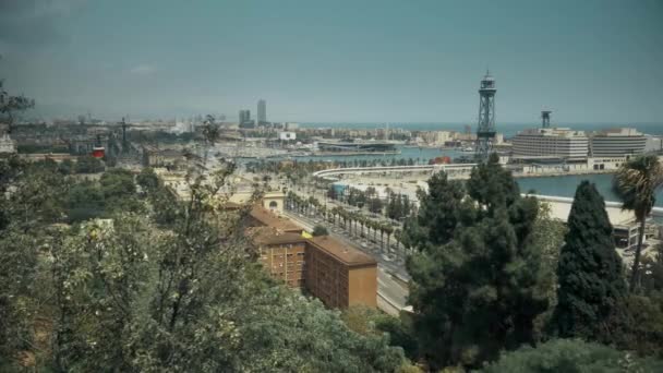 Skyline de Barcelona a la luz del día con el tranvía aéreo — Vídeos de Stock