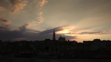 La havana city scape katedral Kulesi ve kuşlar ile gün batımında çatıları ile