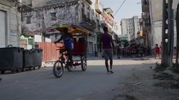 La Havana, Kuba, cca 2015: Lidé a taxi cyklista v La habana Vieja, La Havana, Kuba — Stock video