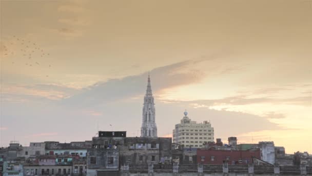 La Havana Stadtbild mit dem Kathedralenturm und den Dächern bei Sonnenuntergang aus nächster Nähe — Stockvideo