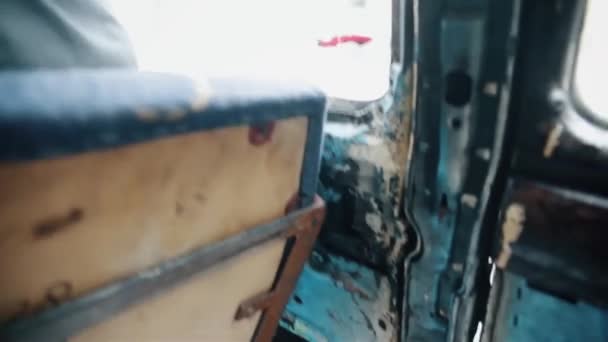 Внутри старинное кубинское такси — стоковое видео