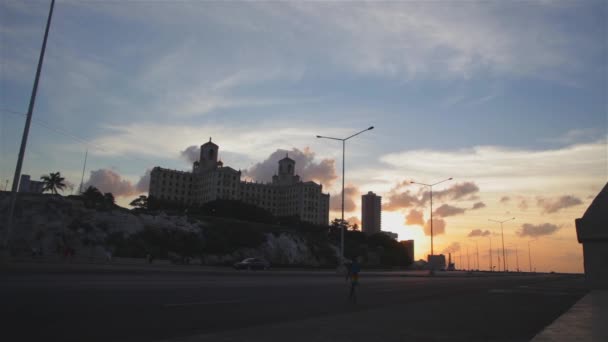 Algemeen beeld van het Hotel Nacional en Malecon in La Havana tijdens zonsondergang — Stockvideo