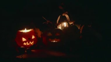 Halloween pumpkins mumlar ile aydınlatılmış geceleri