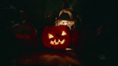 Cadılar Bayramı slayt bir gövde üzerinde mum ile bir kabak yakın çekim