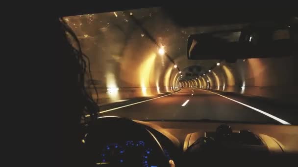 Fille conduisant une voiture dans un tunnel dans l'autoroute — Video