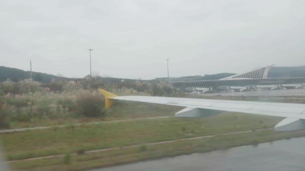 Llegada al Aeropuerto de Bilbao desde el interior del avión — Vídeo de stock