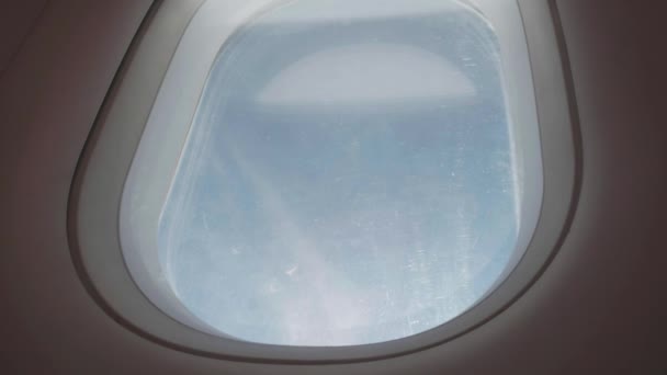 Ventana del avión disparada desde abajo dentro de la cabina de pasajeros — Vídeo de stock