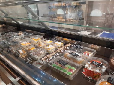 Bulko Kafe 'deki çeşitli fırın ürünlerinin tezgahında. Yoshkar-Ola şehri, Mari El, Rusya. 18 Temmuz 2021