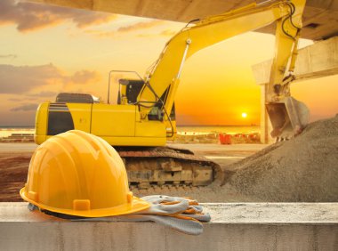 Sarı baret inşaat sitesinde