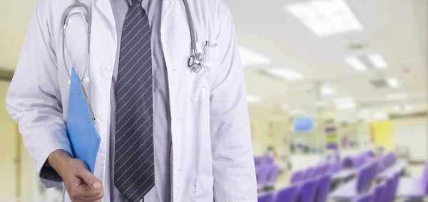 The doctor was holding the board — Stock Photo, Image