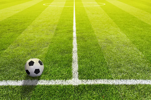 Campo de fútbol con césped marcado y pelota, Deporte — Foto de Stock