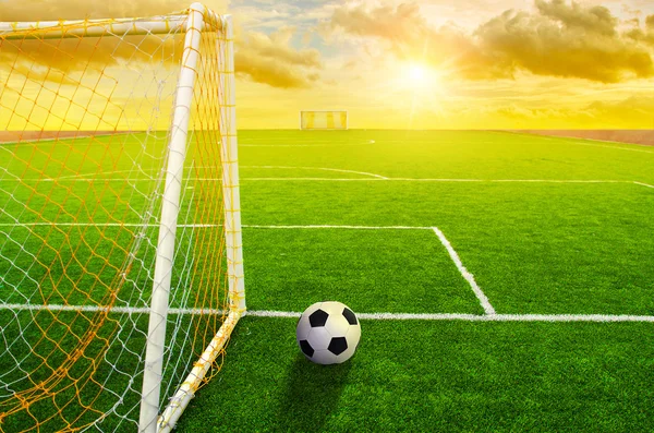 Campo in erba di calcio con marcatura e palla, Sport — Foto Stock