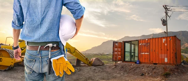 Construtor faz-tudo com ferramentas de construção . — Fotografia de Stock