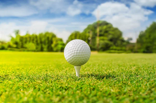 Nahaufnahme von Golfball auf dem Abschlag — Stockfoto