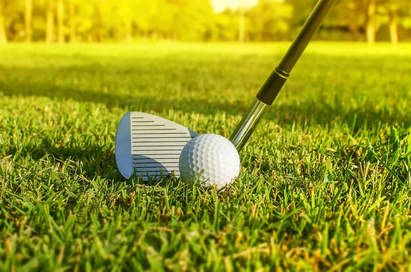 Golfmaila ja pallo ruoho — kuvapankkivalokuva
