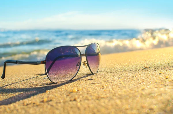 Solglasögon på stranden — Stockfoto