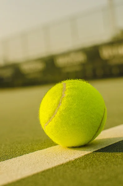 Pelota de tenis en la cancha Primer plano —  Fotos de Stock