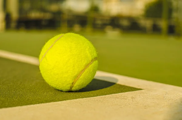 Tennisball auf dem Platz aus nächster Nähe — Stockfoto