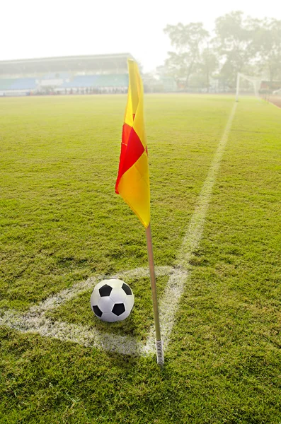 Bandeira de canto com bola em um campo de futebol — Fotografia de Stock