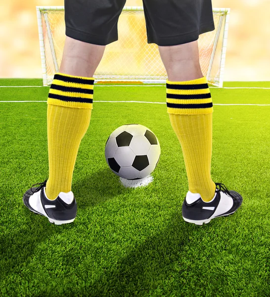 Una pelota de fútbol delante del gol — Foto de Stock