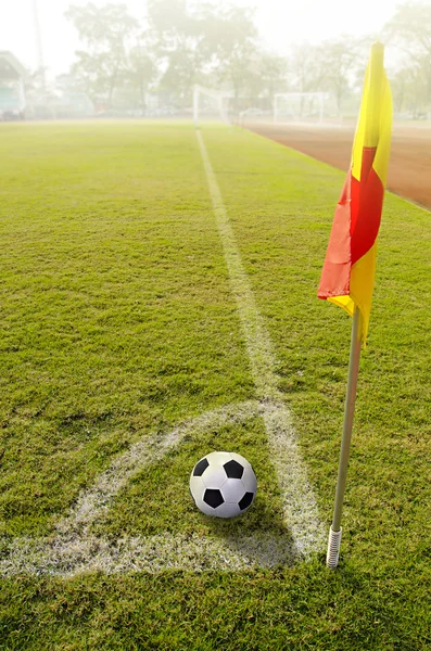 Bandeira de canto com bola em um campo de futebol — Fotografia de Stock