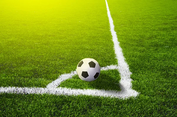 Campo in erba di calcio con marcatura e palla, Sport — Foto Stock