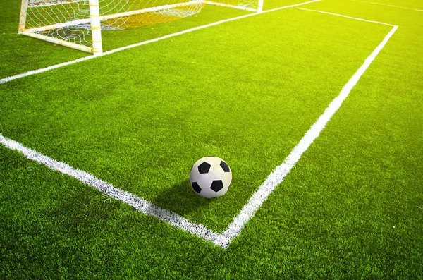 Campo de fútbol con césped marcado y pelota, Deporte —  Fotos de Stock