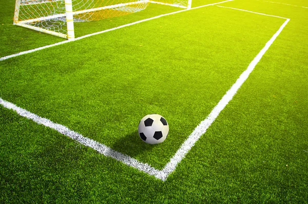 Gräs fotbollsplan med märkning och bollen uppifrån ...