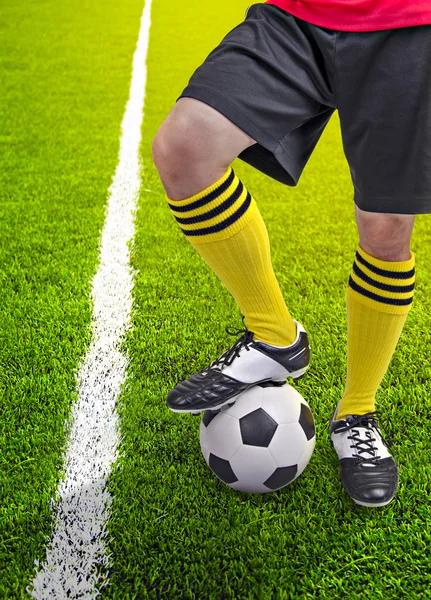 Voetbal of voetballer op het veld — Stockfoto