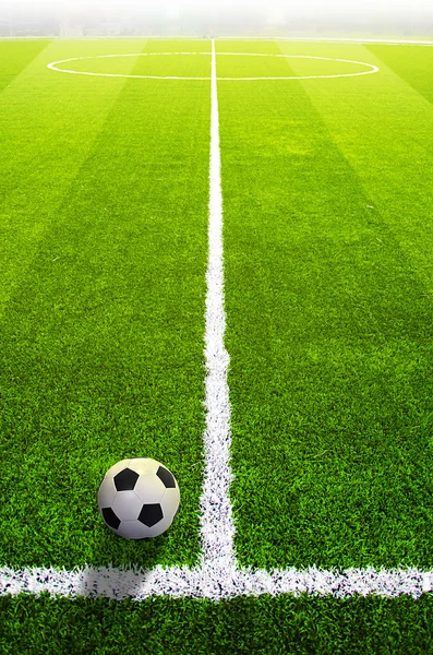 Campo in erba di calcio con marcatura e palla, Sport — Foto Stock