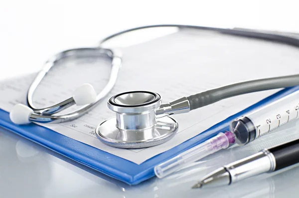 Medical history on clipboard with stethoscope on light backgroun — Stock Photo, Image