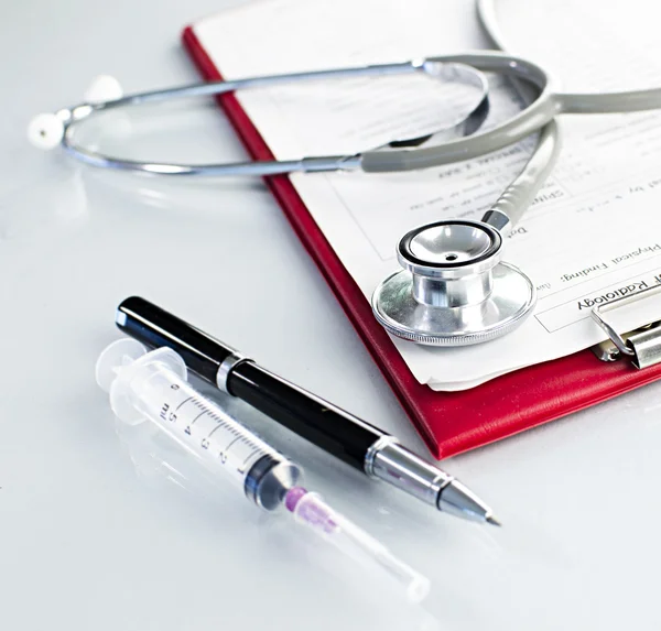 Medical history on clipboard with stethoscope on light backgroun — Stock Photo, Image