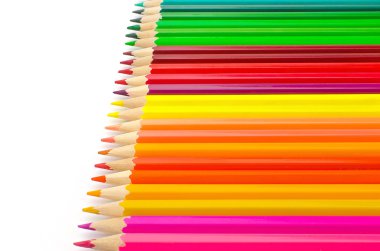 Beyaz arkaplanda izole edilmiş renkli kalemler 