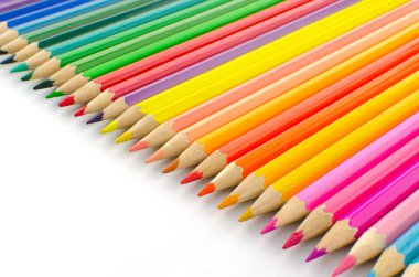 Beyaz arkaplanda izole edilmiş renkli kalemler yakın plan