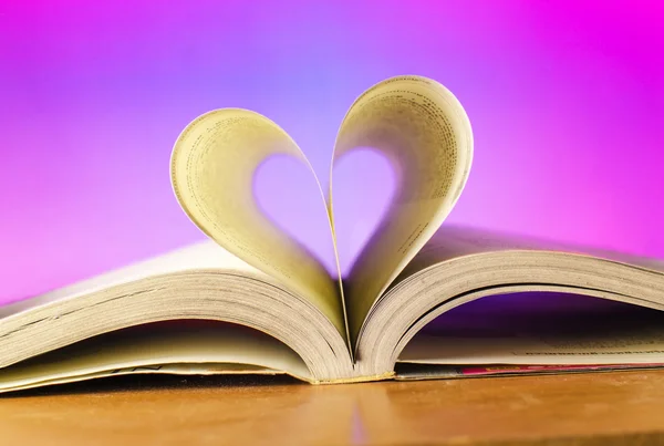 Книга любви с сердцем — стоковое фото