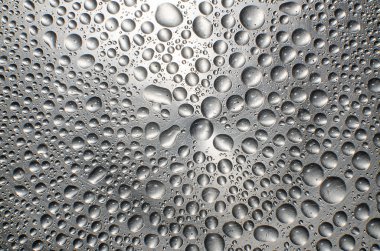 Metal parlak yüzeyi su damlaları 