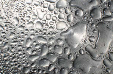 Metal parlak yüzeyi su damlaları 