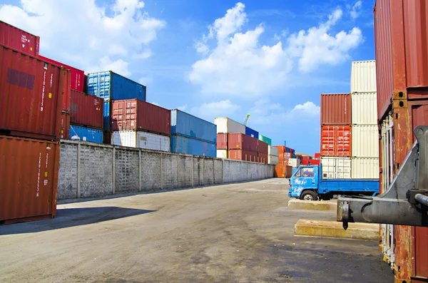 Recipientes de carga empilhados na zona de armazenamento do porto marítimo de mercadorias — Fotografia de Stock