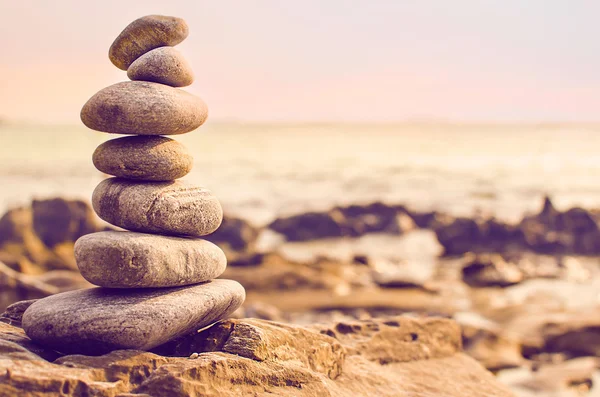 Piedras dispuestas en forma de pirámide a orillas del mar — Foto de Stock