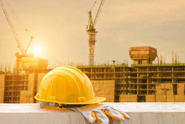 Sombrero duro amarillo en el sitio de construcción — Foto de Stock