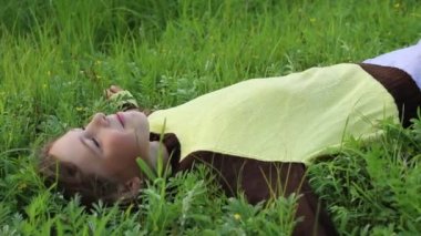 nehir kıyısında oynayan kız