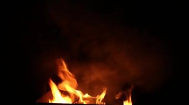 karanlık bir arka plan ateş etmek