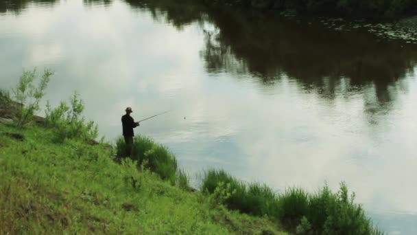 Ein Mann fischt im Fluss — Stockvideo
